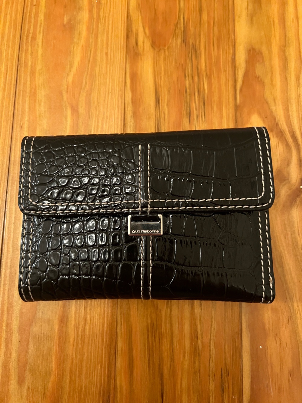 Liz Claiborne Women's Black Y2K Crocodile Faux Leather Trifold Wallet